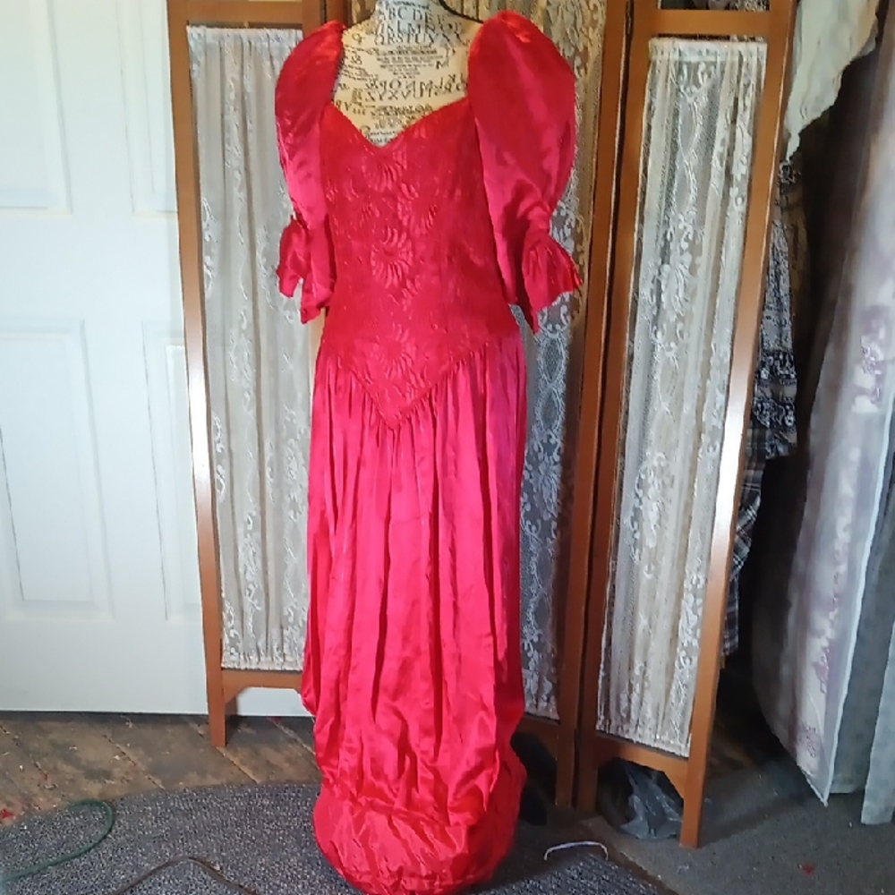 Women's 11-12 Red Satin Victorian Evening Gown With Puffed Arms & Puff Hem